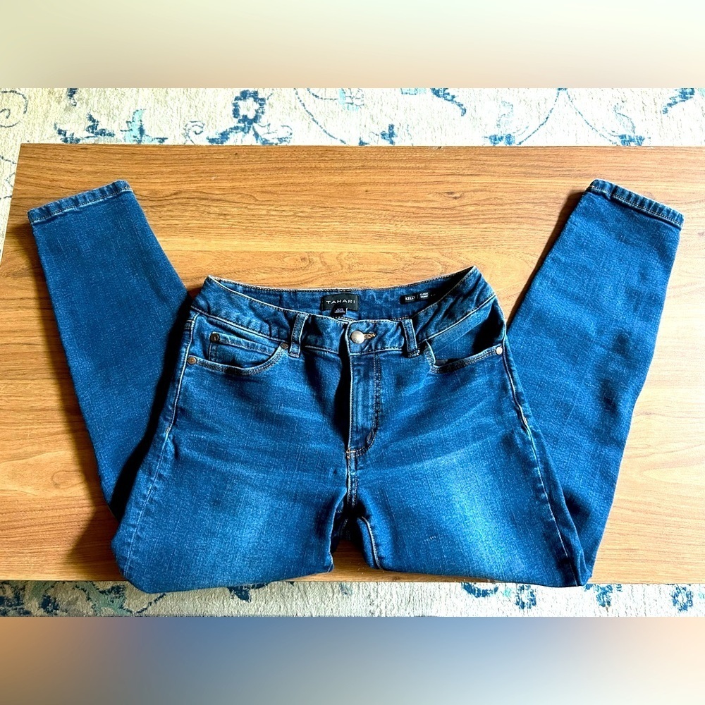 Tahari capris, Kelly Classic Skinny sz 8, 29 waist, dark cropped jeans, denim